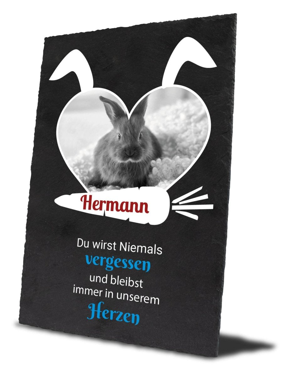 Gedenktafel für Hasen mit Foto Herz in Schwarz/Weiss, Hasenohren und Karotte mit Namen M0278 - meinleinwand.de
